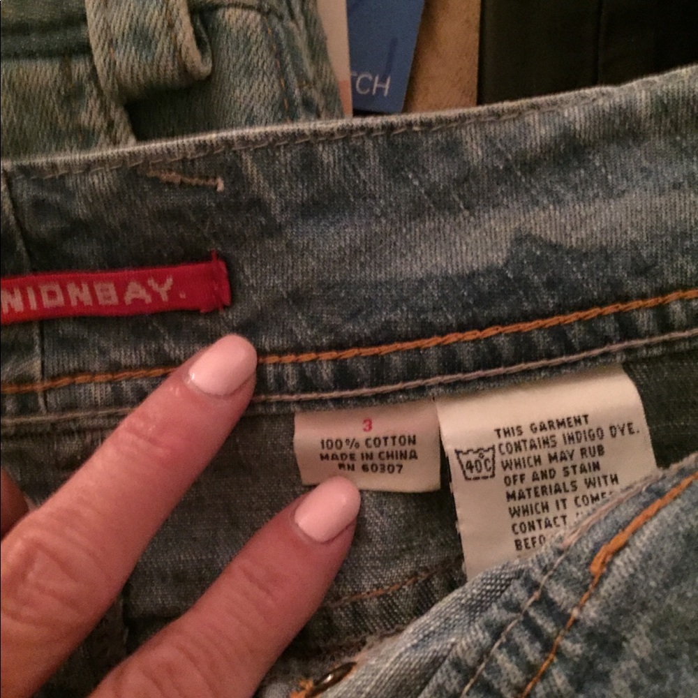 Denim jean skirt size 3 juniors.